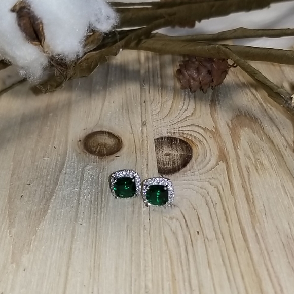 🍀🍀Elegant Emerald Green Cushion Cut CZ Studs - Picture 4 of 8